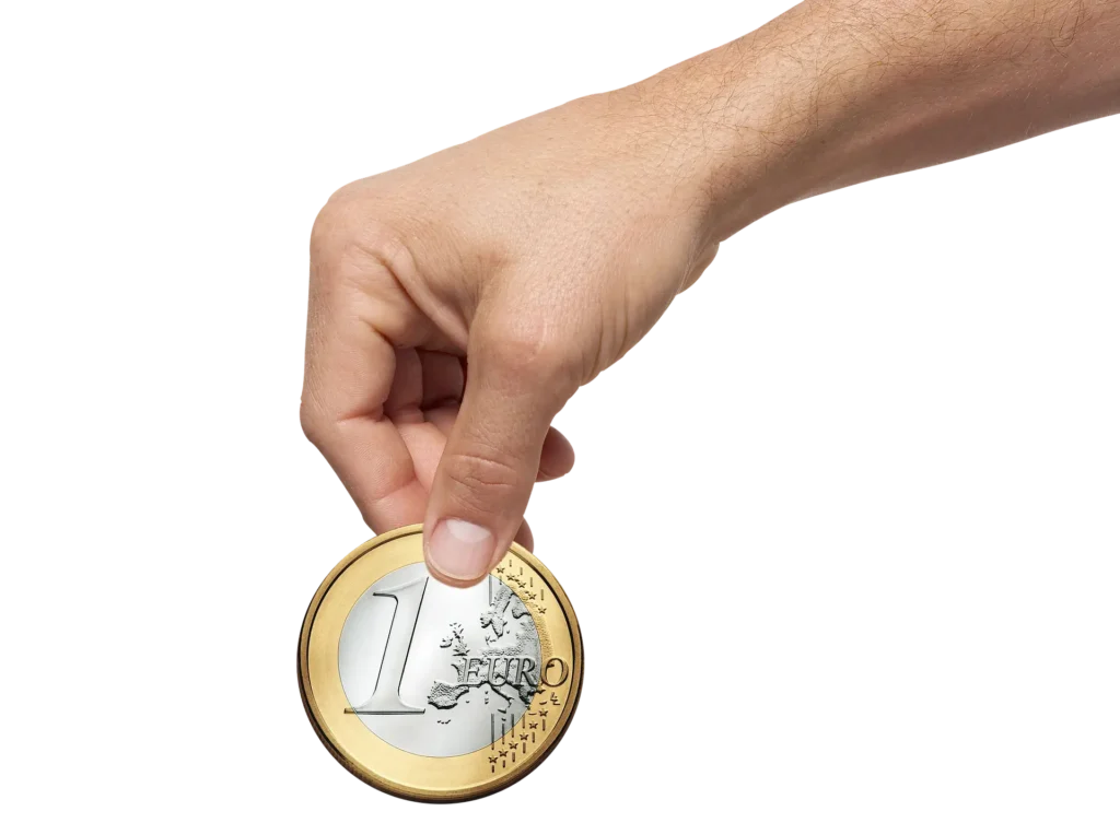 Mano haciendo una pequeña donación a nuestra protectora de gatos en Boiro, A Coruña.