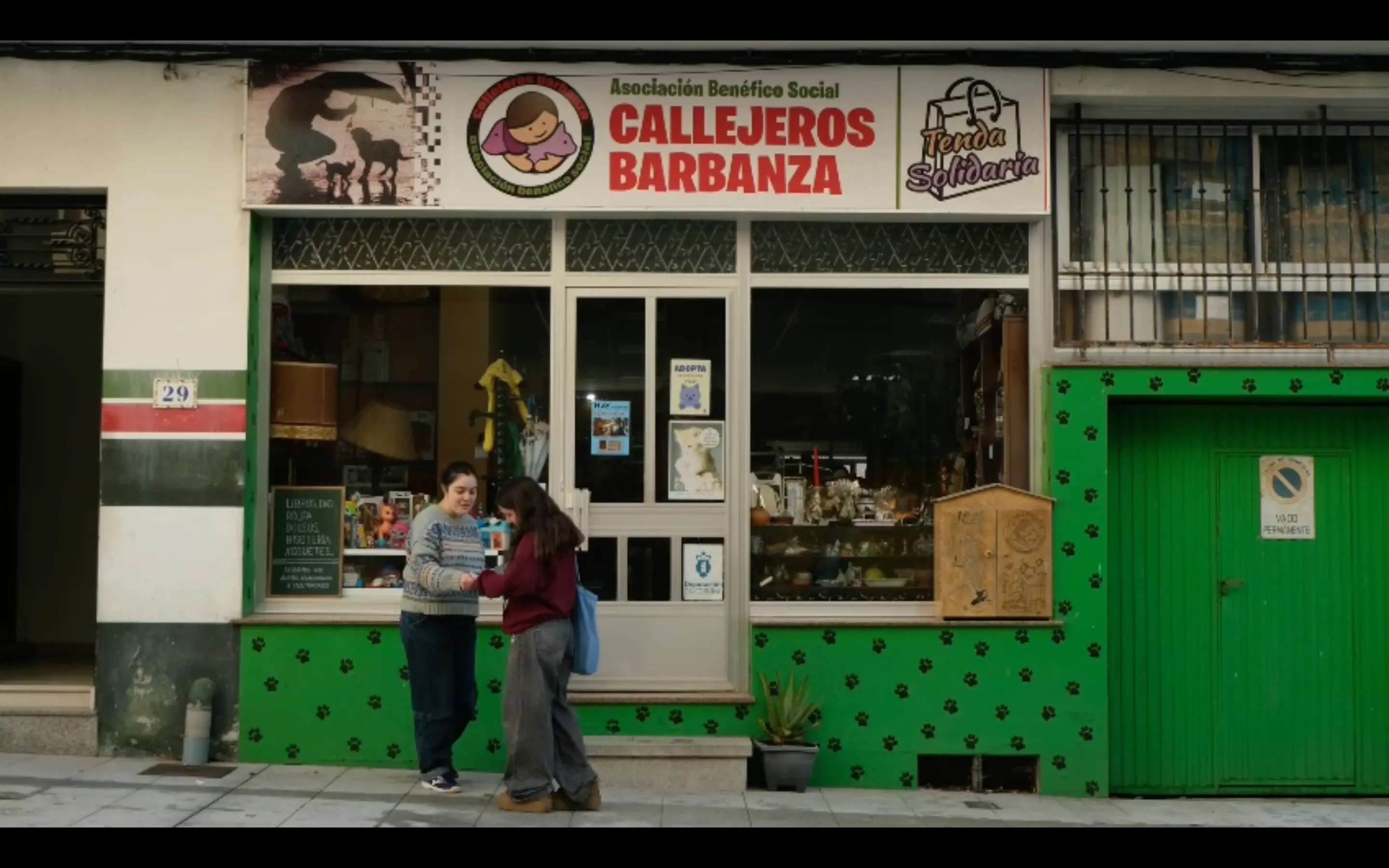Entrada de la tienda solidaria de Callejeros Barbanza, donde tus compras ayudan a nuestra protectora de gatos.