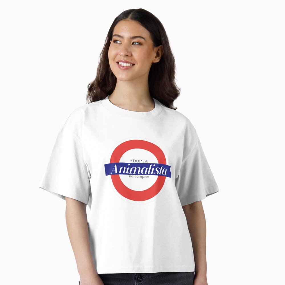 Camiseta blanca de Callejeros Boiro con diseño 'underground', ideal para colaborar con nuestra protectora.